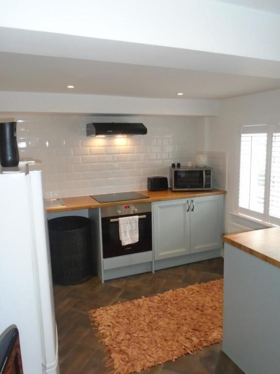 Dapur atau dapur kecil di Kenilworth Cosy Castle View Apartment