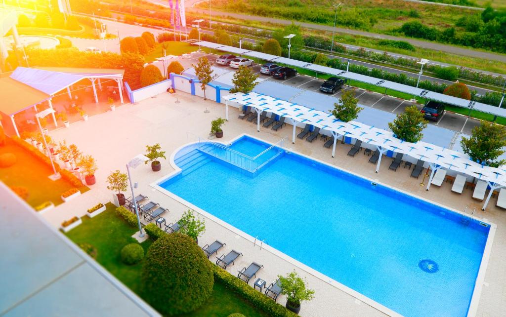 Bazén v ubytování Ramada Plaza by Wyndham Gevgelija nebo v jeho okolí