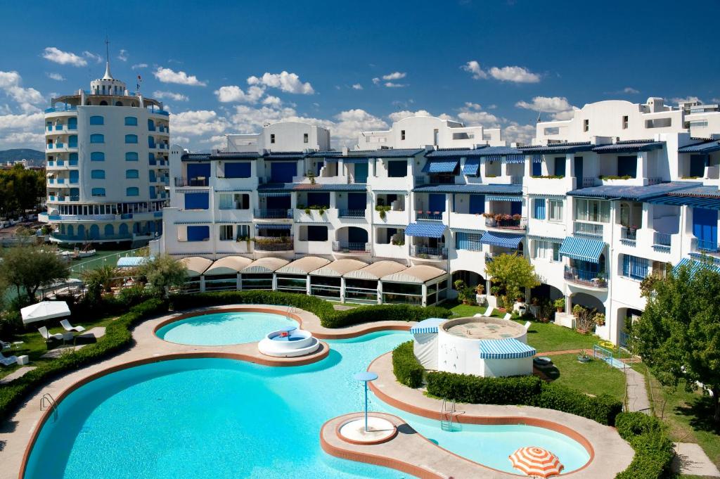 una vista aérea de un complejo con piscina en Portoverde Beach Apartments, en Misano Adriatico