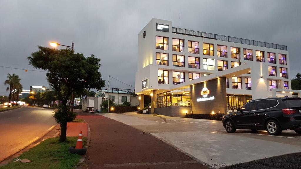 un coche negro estacionado frente a un edificio en Hotel Stay Interview Jeju, en Seogwipo