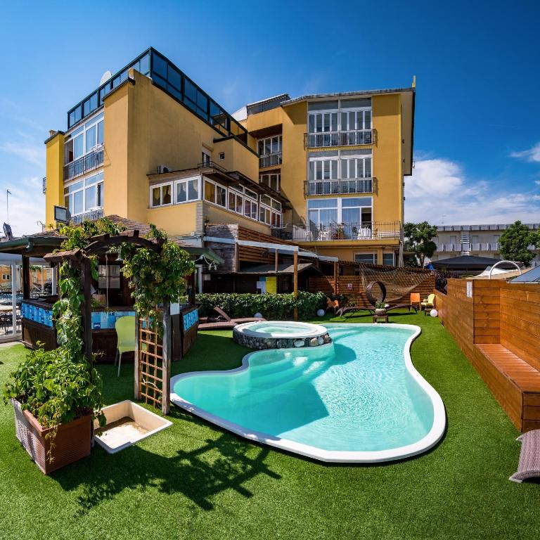 Bazén v ubytování Hotel Estate nebo v jeho okolí
