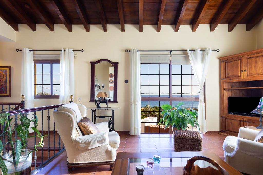 ein Wohnzimmer mit 2 Stühlen und einem Tisch in der Unterkunft Casa Bora in Casas de Abajo