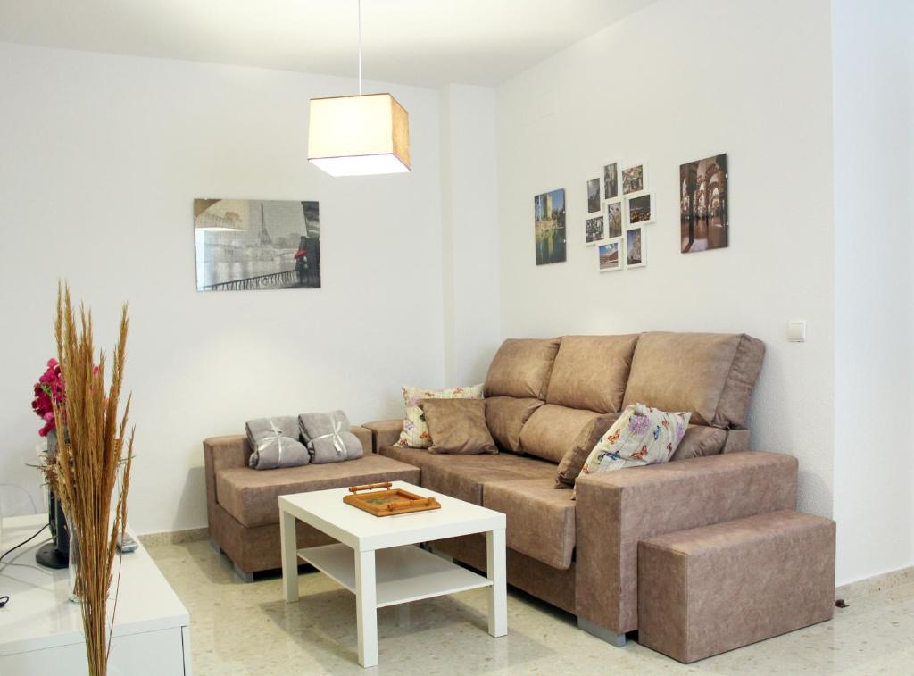 - un salon avec un canapé et une table dans l'établissement Paseos por Córdoba, à Cordoue