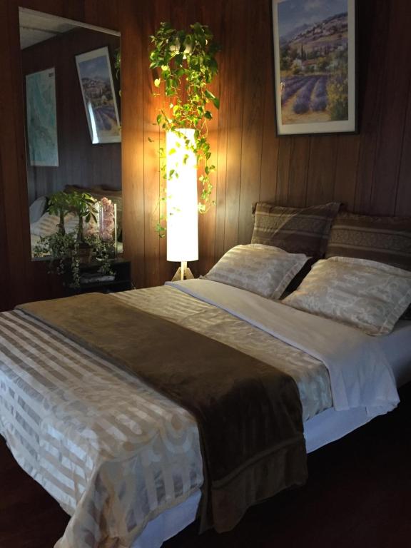 Postel nebo postele na pokoji v ubytování Shirahama Hotel