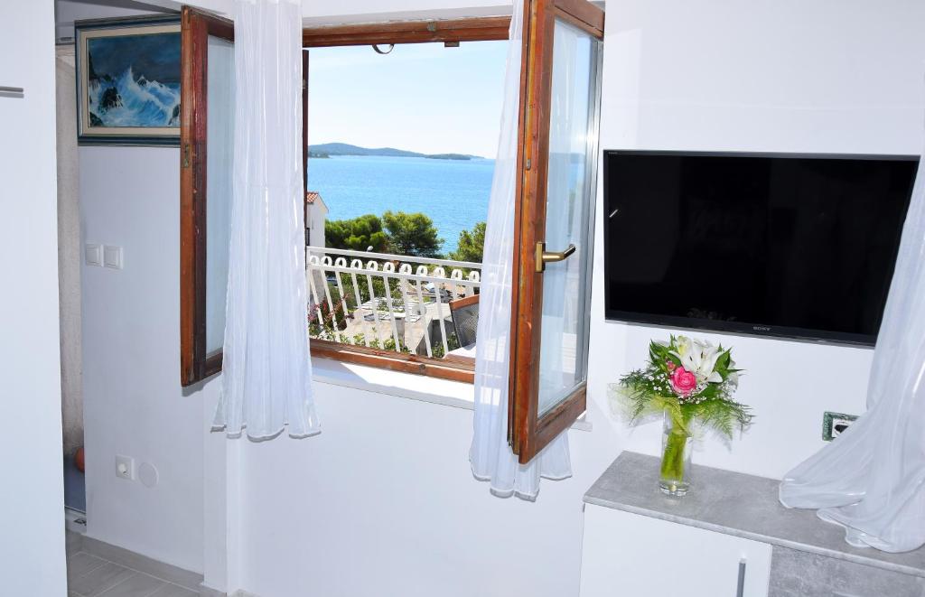 Televízia a/alebo spoločenská miestnosť v ubytovaní Apartmani Gloria