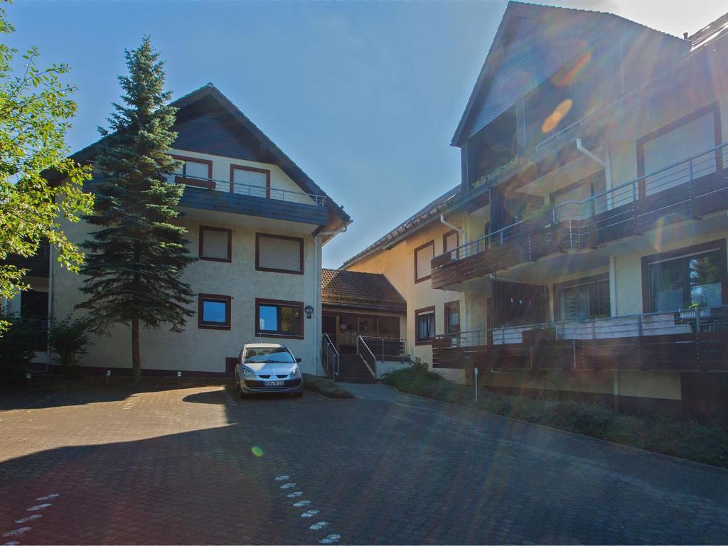 ヴィンターベルクにあるHomey Apartment in Winterberg with Balconyの建物横の駐車場