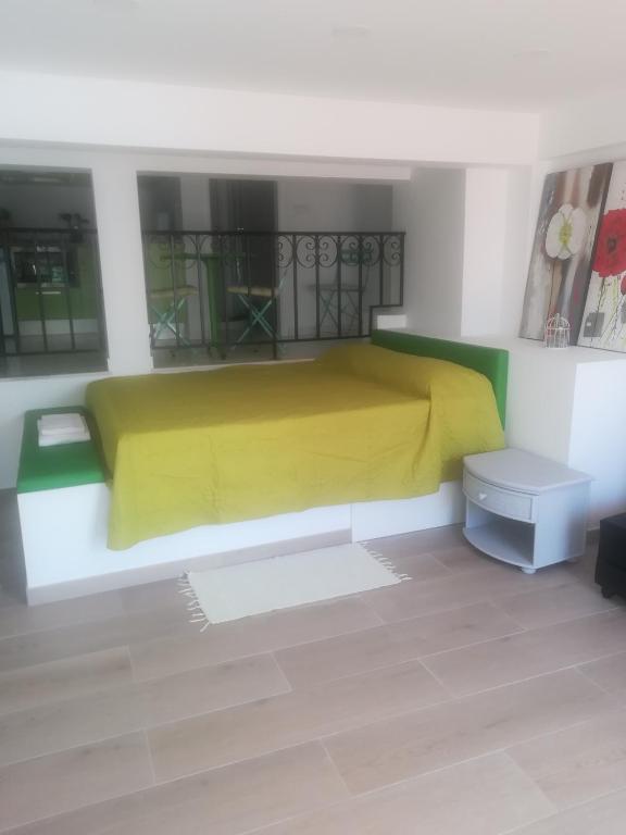 タヴィラにあるStudio with Pool Tavira Gardenのベッドルーム1室(黄色い毛布付きのベッド1台付)