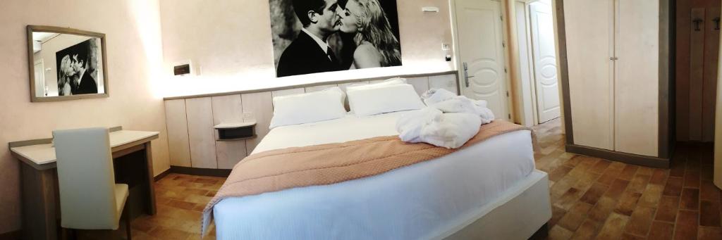 ein Schlafzimmer mit einem großen weißen Bett in einem Zimmer in der Unterkunft Hotel Locanda Dolce Vita in San Donà di Piave