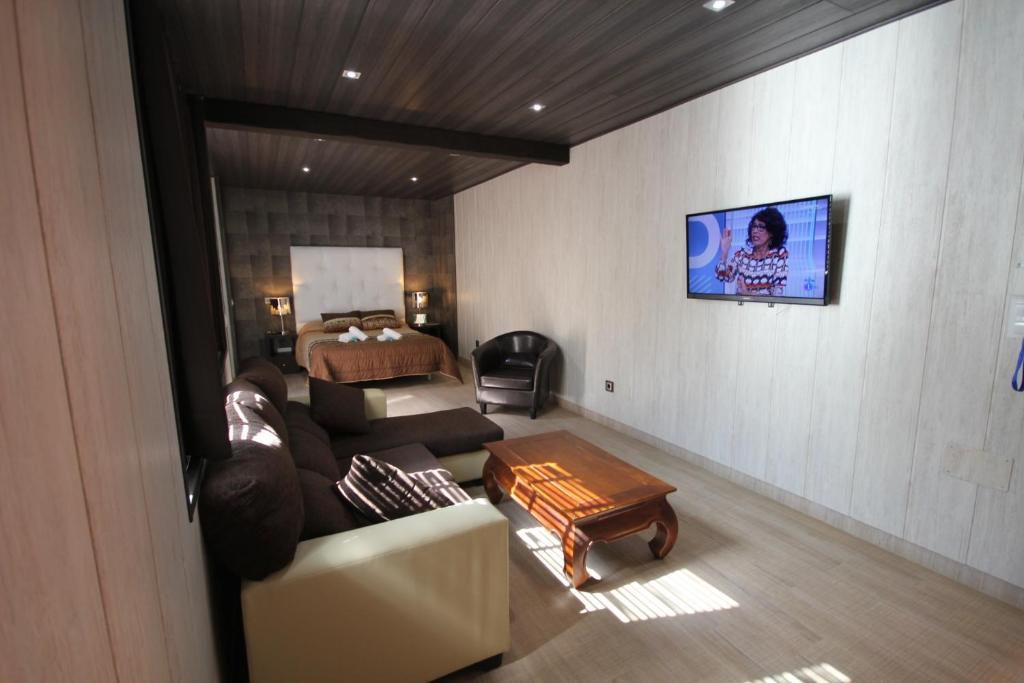 Televízia a/alebo spoločenská miestnosť v ubytovaní Hotel Copacabana Tarifa Beach
