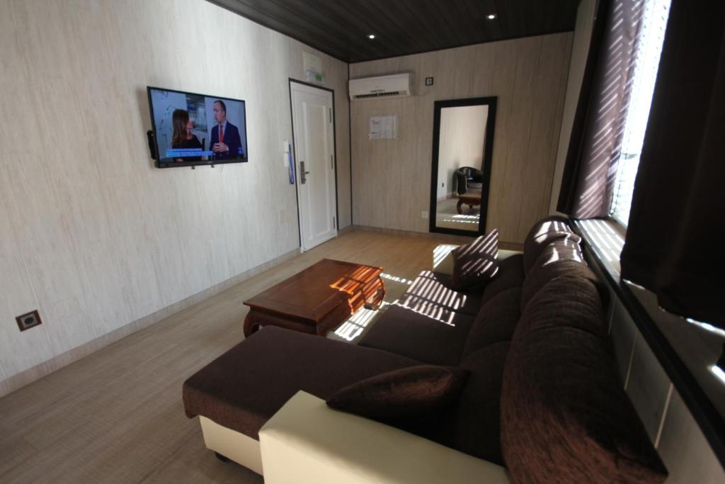 Televízia a/alebo spoločenská miestnosť v ubytovaní Hotel Copacabana Tarifa Beach