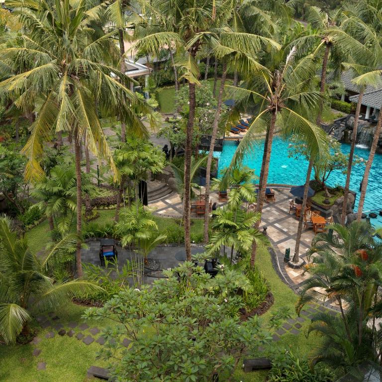 Bazén v ubytování Melia Purosani Yogyakarta nebo v jeho okolí