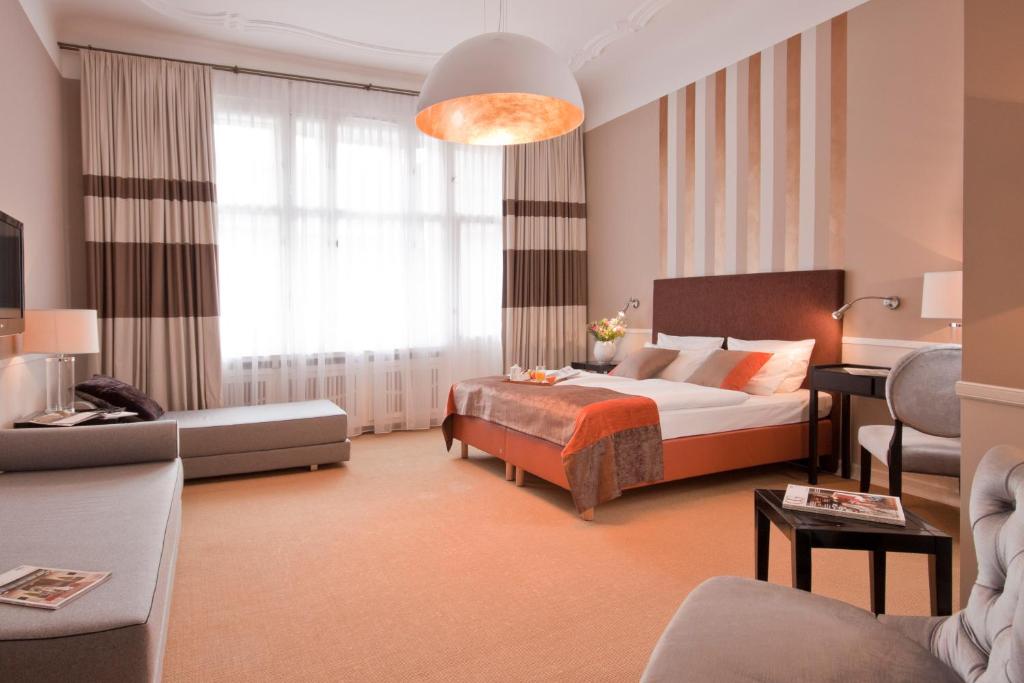 
a hotel room with a large bed and a large window at Hotel Elba am Kurfürstendamm - Design Chambers in Berlin
