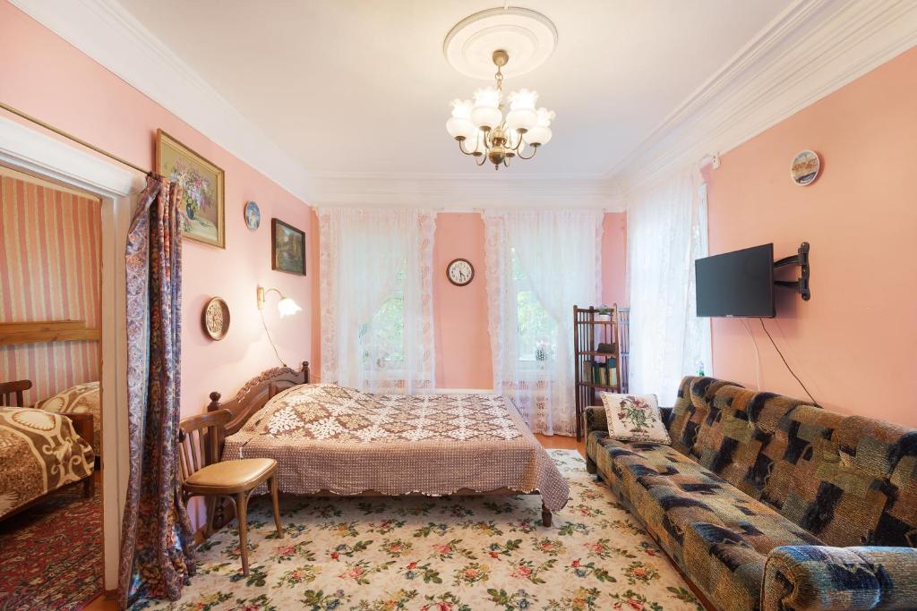 スーズダリにあるАпартаменты в Кремлеのベッドルーム(ベッド1台、ソファ付)