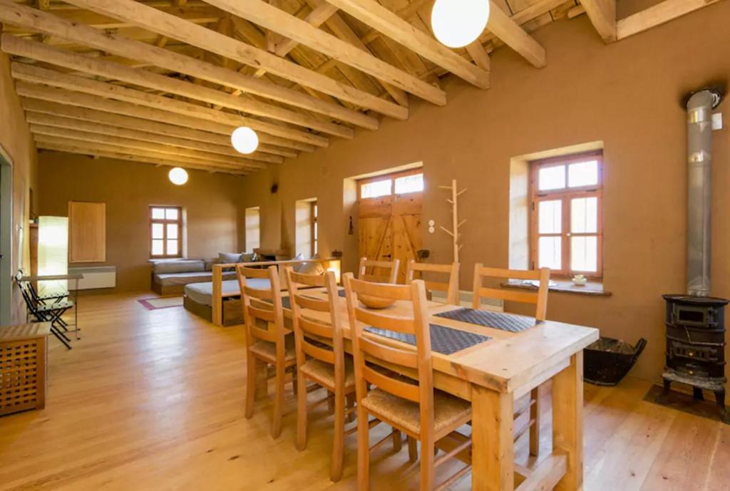 OxiáにあるSerene Stone Houseのダイニングルーム(木製テーブル、椅子付)