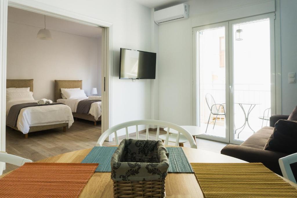 Een zitgedeelte bij Comfort Zone Apartment in the heart of Athens