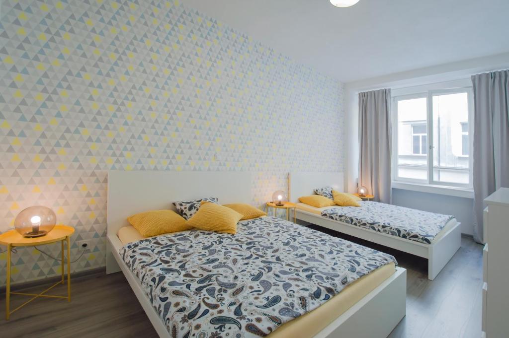 プラハにあるApartment U Pujcovny 6のベッドルーム1室(黄色い枕のベッド2台付)
