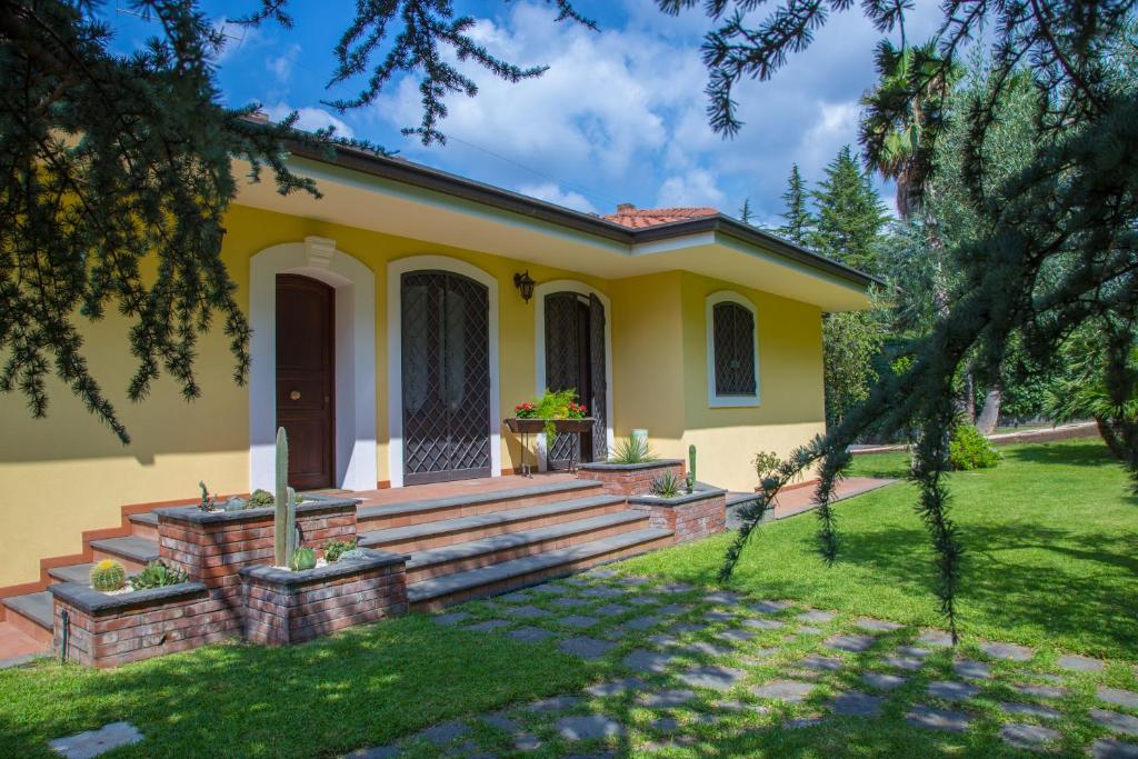 una casa amarilla con una escalera en un patio en Sicily's View en Mascalucia