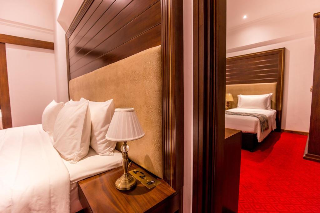 Postel nebo postele na pokoji v ubytování Trillium Boutique City Hotel
