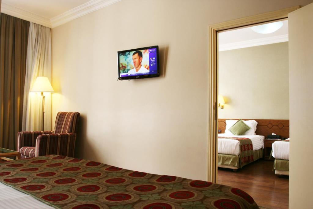 TV a/nebo společenská místnost v ubytování Orient Prince Hotel