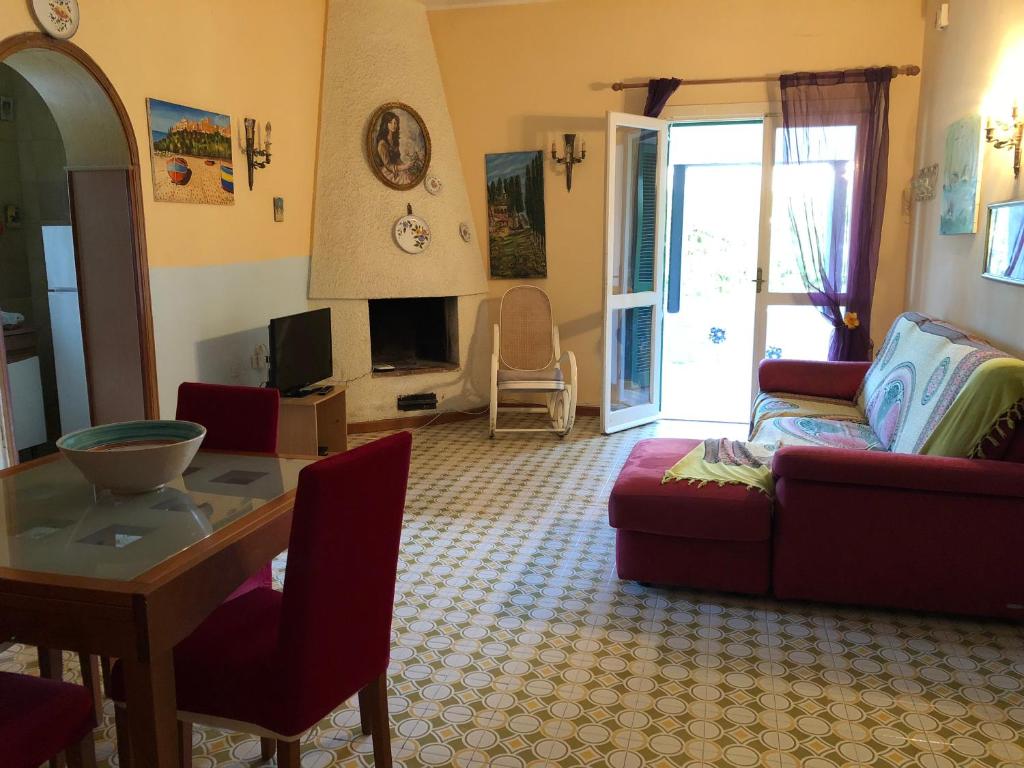 ein Wohnzimmer mit einem Sofa und einem Tisch in der Unterkunft Villa Mariapia in Fontane Bianche
