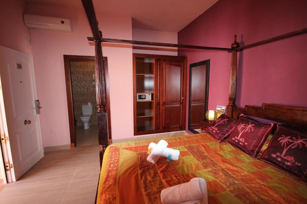 Posteľ alebo postele v izbe v ubytovaní Hotel Copacabana Tarifa Beach