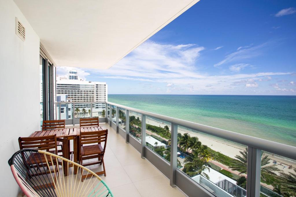 Un balcón con sillas y vistas al océano. en Monte Carlo by Miami Vacations en Miami Beach