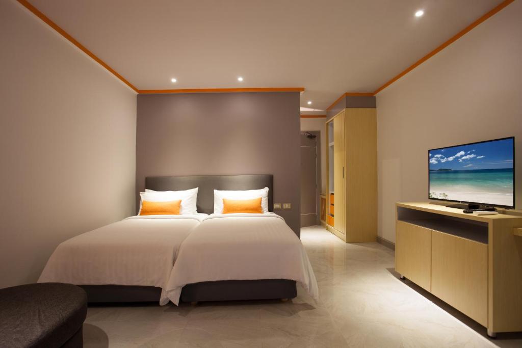 TV a/nebo společenská místnost v ubytování Chabana Kamala Hotel