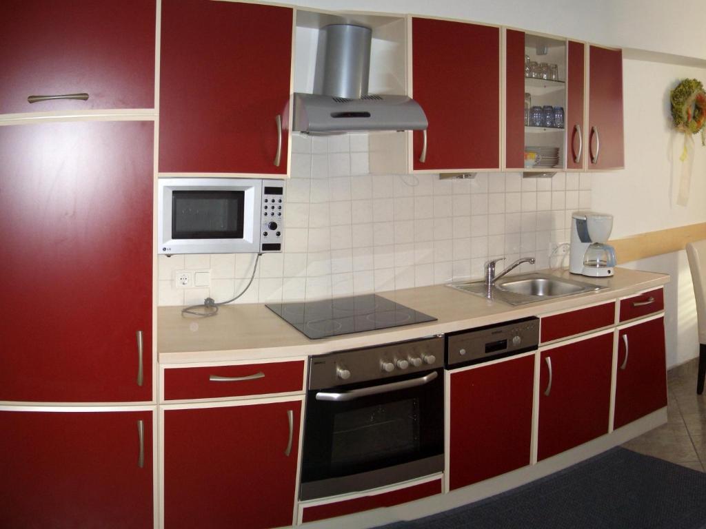 Kuchyň nebo kuchyňský kout v ubytování Appartements Hirner