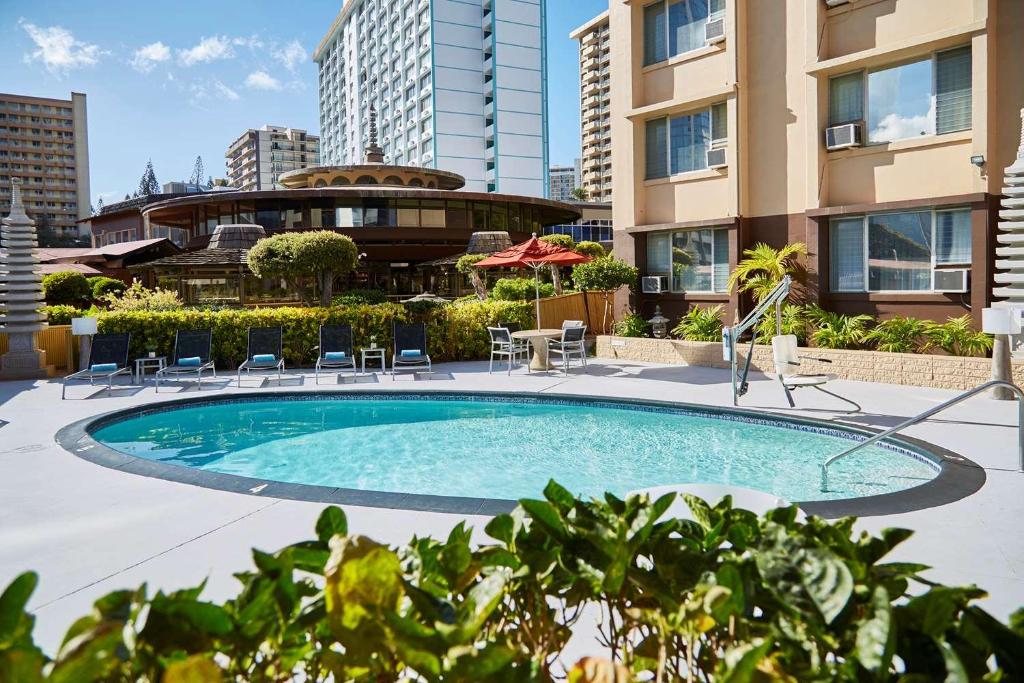 a swimming pool in the middle of a building at Pagoda Hotel in Honolulu