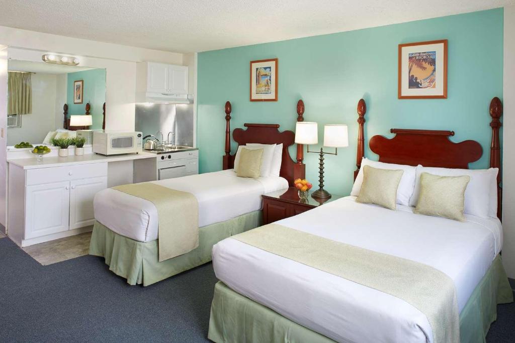 a hotel room with two beds and a kitchen at Pagoda Hotel in Honolulu