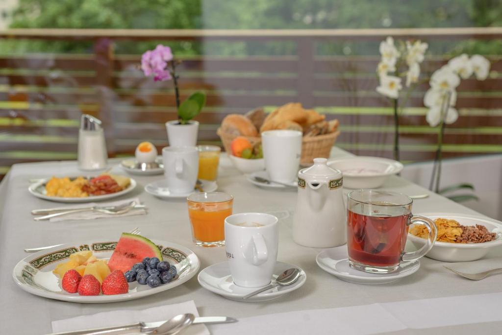 ロイカーバートにあるHotel dalaの朝食用の食品とドリンクの盛り合わせが備わるテーブル