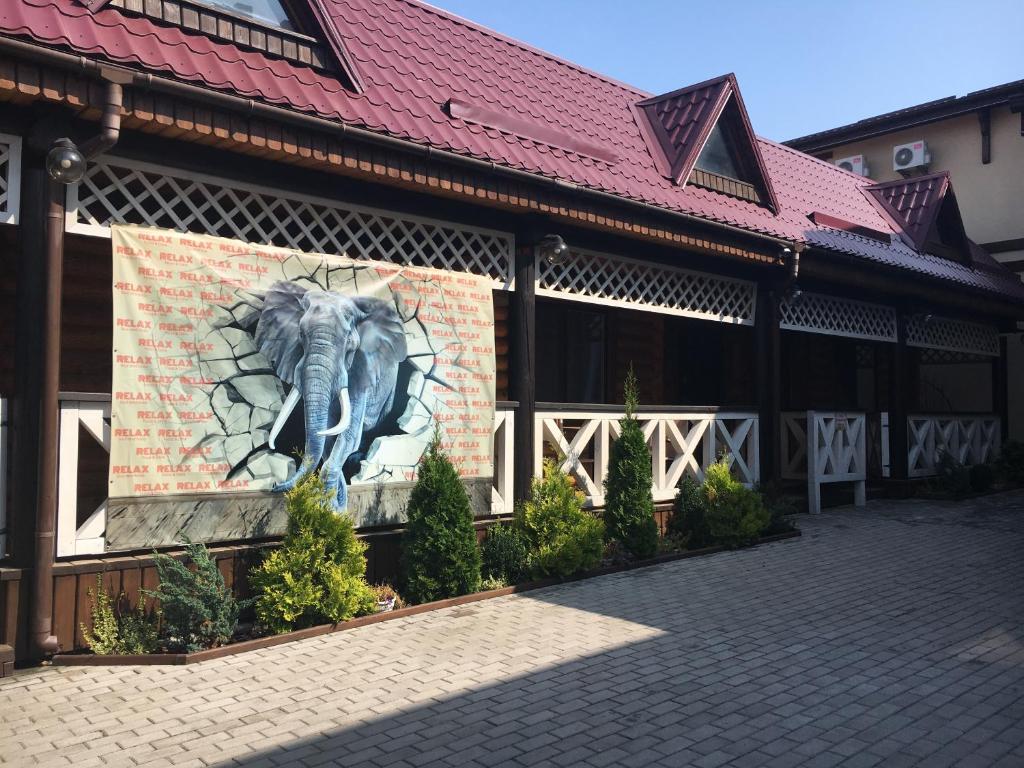 un murale di un elefante sul lato di un edificio di Hotel-Restaurant Complex Relax a Žytomyr