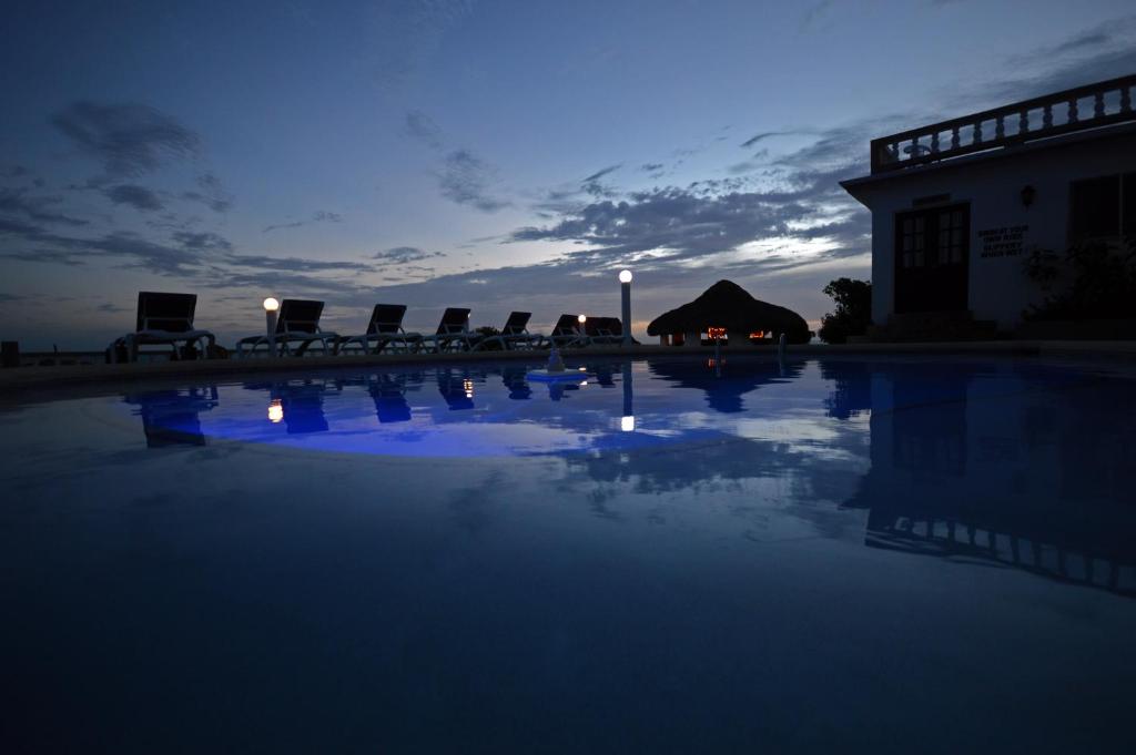 Bazén v ubytování Beyond Sunset Resort & Villas nebo v jeho okolí