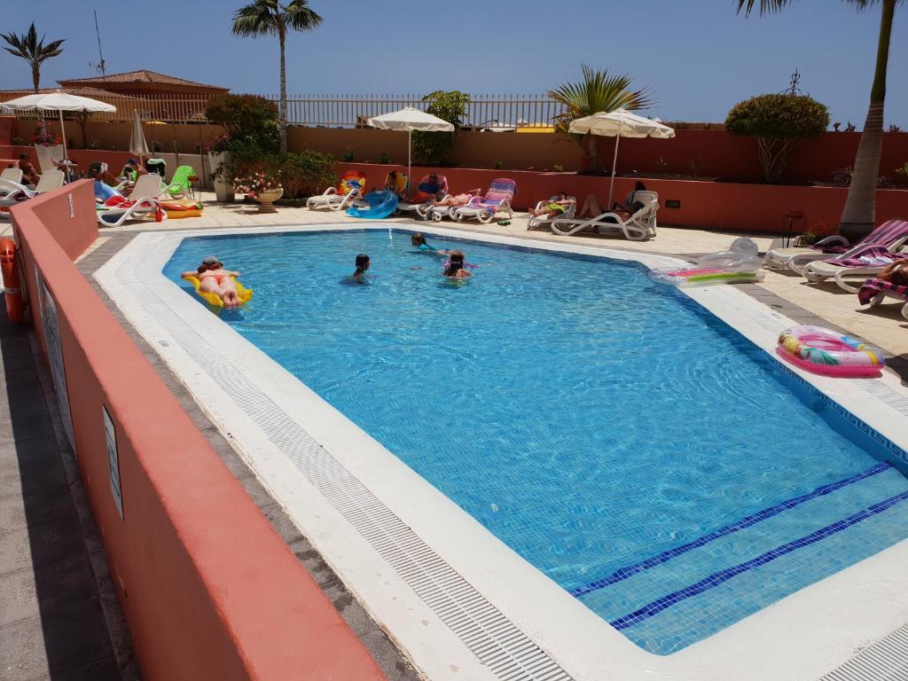 Bazén v ubytovaní Terrazas del Duque 2, terrace, sea view, only 300 m to beach, heated pool, air conditioning, wifi internet, dishwasher, washing machine alebo v jeho blízkosti