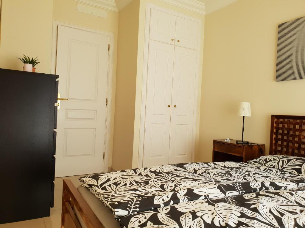 Posteľ alebo postele v izbe v ubytovaní Terrazas del Duque 2, terrace, sea view, only 300 m to beach, heated pool, air conditioning, wifi internet, dishwasher, washing machine
