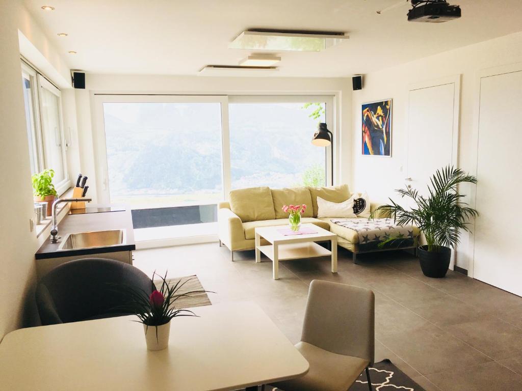 uma sala de estar com um sofá e uma mesa em Apartment LUIZ em Schwaz