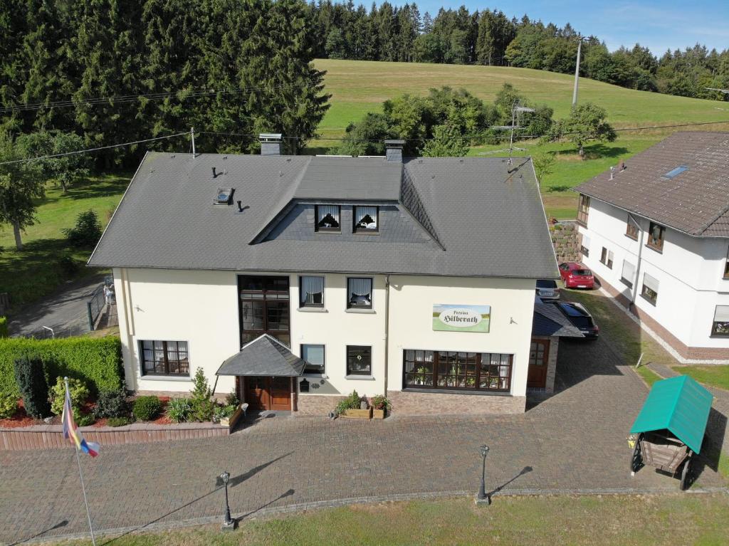 una vista aérea de una casa en Pension Hilberath en Kottenborn