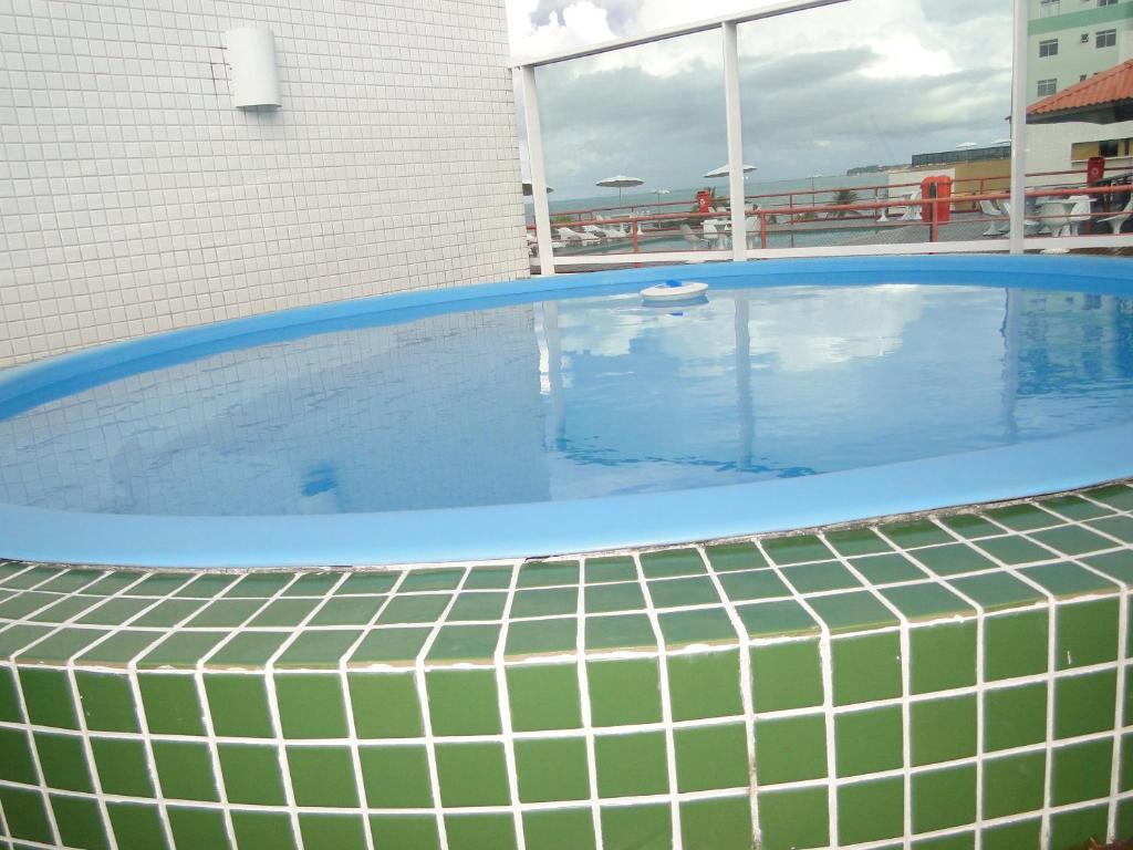 una piscina en la parte superior de un edificio en Flat Jampa Cobertura Duplex A Beira Mar, en João Pessoa