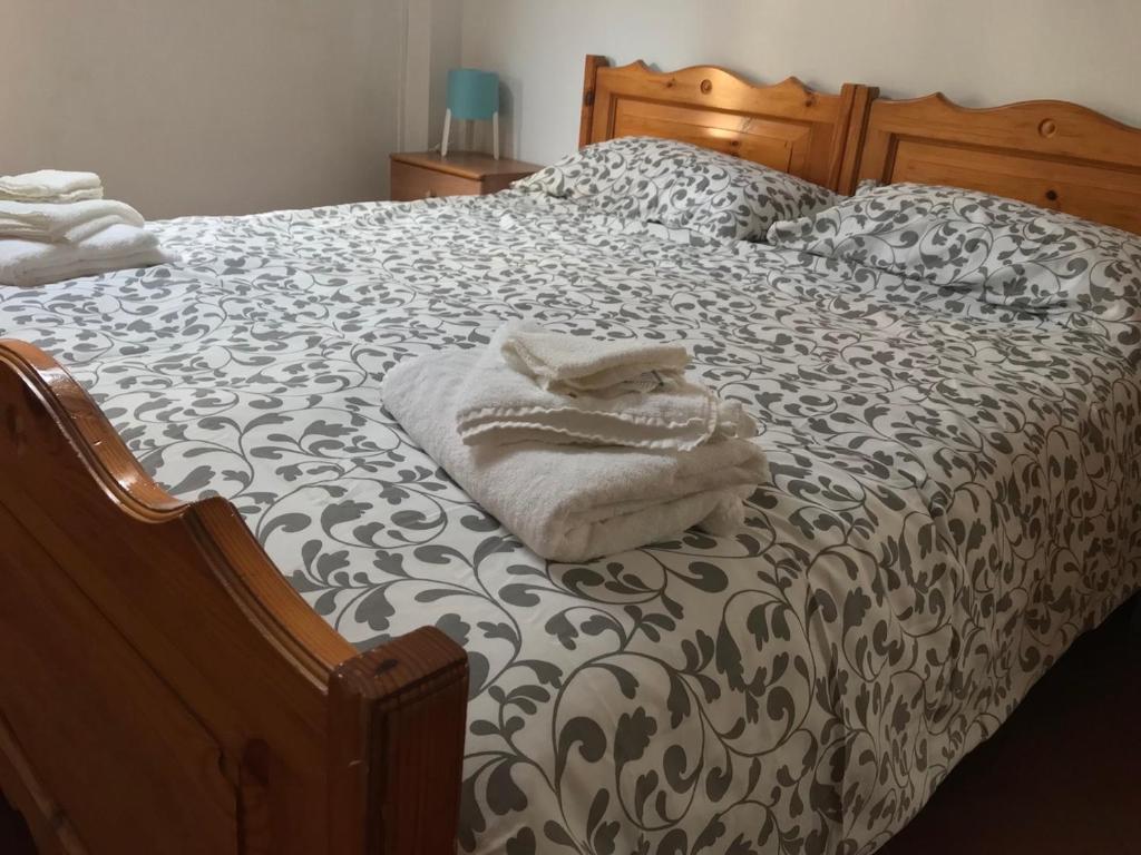 - un lit avec une couverture noire et blanche dans l'établissement SediciBis, à Bologne