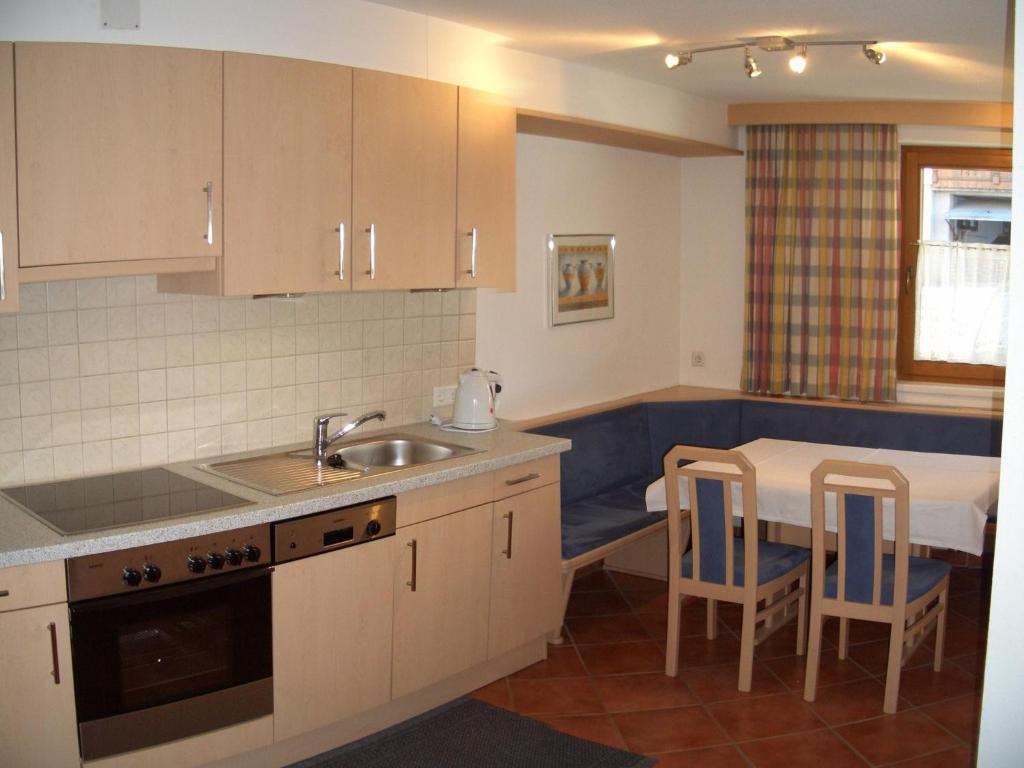 Kuchyň nebo kuchyňský kout v ubytování Appartements Hirner