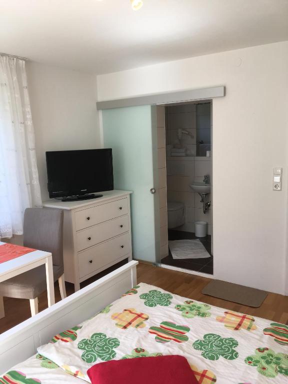 A television and/or entertainment centre at Pension Nocksteinblick