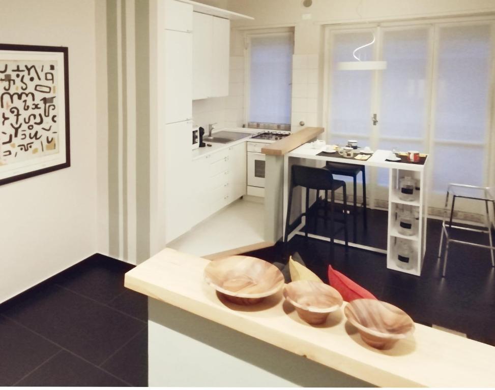 una cocina con 2 tazones en un banco en una habitación en Here apartment, en Turín