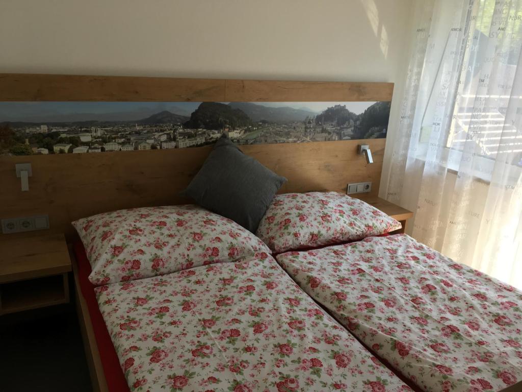 A bed or beds in a room at Pension Nocksteinblick