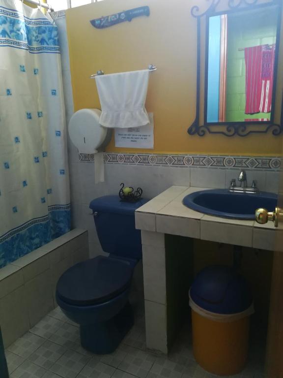 Hostal Guatefriends - Double Room With Shared Bathroom