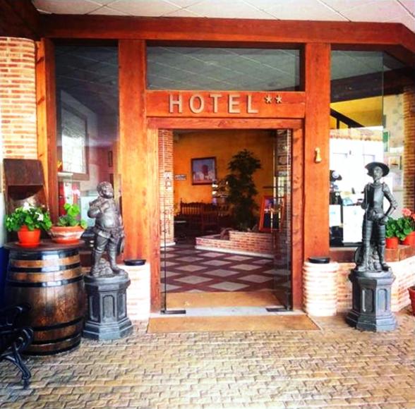 una entrada del hotel con estatuas fuera de un edificio en Hotel Venta El Molino en Alcazar de San Juan