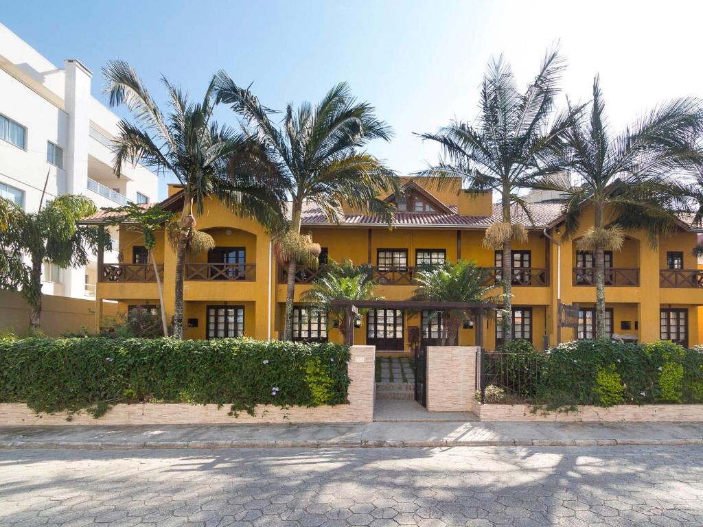  Apartamento 2 Dormitórios a 150m da Praia Bombas