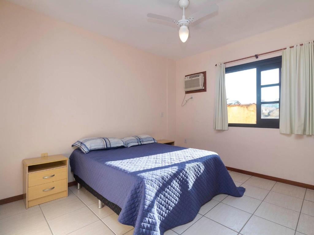  Apartamento 2 Dormitórios a 150m da Praia Bombas