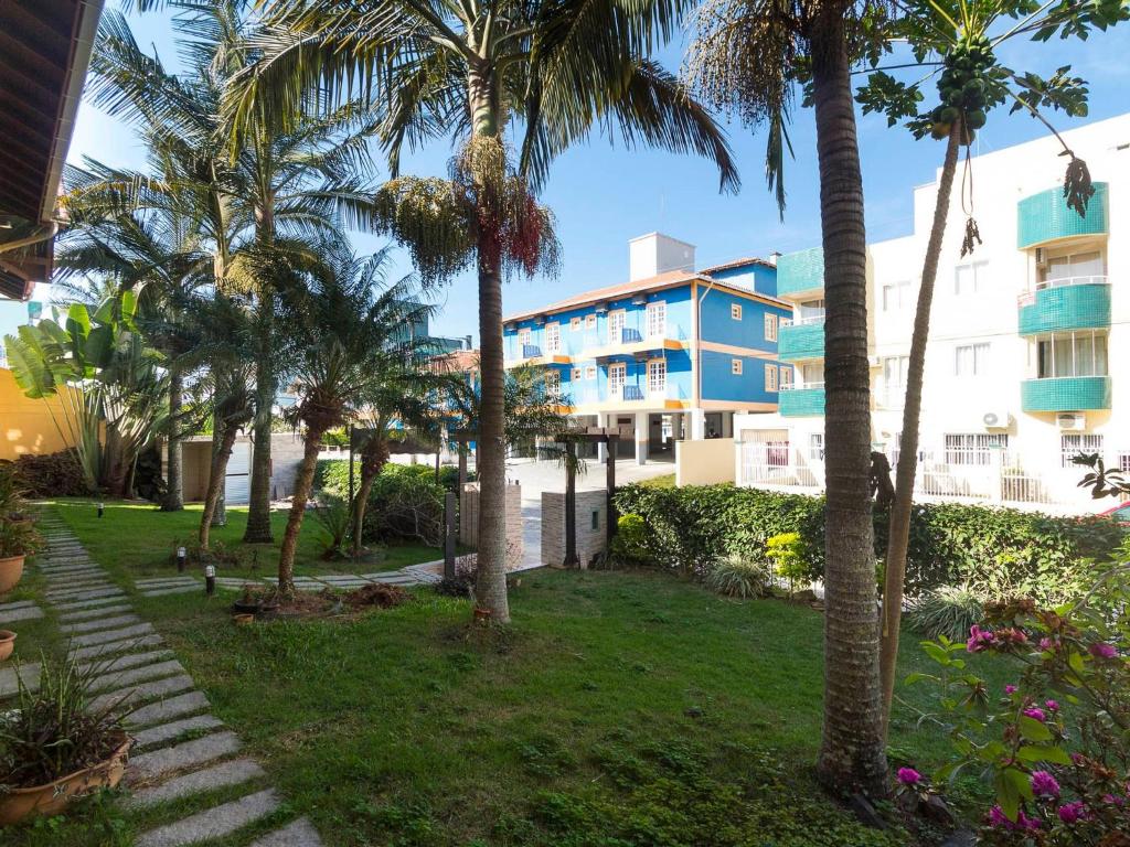  Apartamento 2 Dormitórios a 150m da Praia Bombas