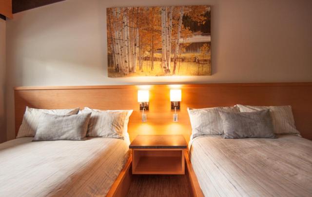 two beds sitting next to each other in a room at Harbour House Hotel in Ganges
