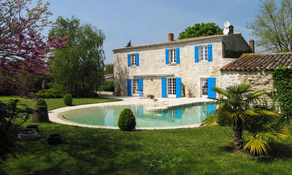 een huis met een zwembad in de tuin bij Logis Saint Léonard in Dompierre-sur-Mer